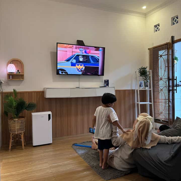 Mau rumah terlihat lebih mewah tanpa harus keluar banyak uang? Ini dia triknya! 👇✨
✔ Pilih warna netral untuk kesan lebih clean & classy 🎨
✔ Pakai pencahayaan warm white supaya ruangan terasa cozy & mahal 💡
✔ Gunakan WPC dekorasi tembok, lantai kayu dan senada ✨
✔ Tambahkan dekorasi simpel seperti vas bunga tinggi dan frame artwork 🖼
Siap upgrade tampilan rumahmu? Share inspirasimu di sini! 😉 #CatRumahMewah 
#CatRuangTamuMewah #SofaMinimalis #PlavonPVC #WallpaperEstetik #FrameArtwork
#Dekorasirotan #ElegantOnBudget #DesainRumahElegant #SederhanaMewah