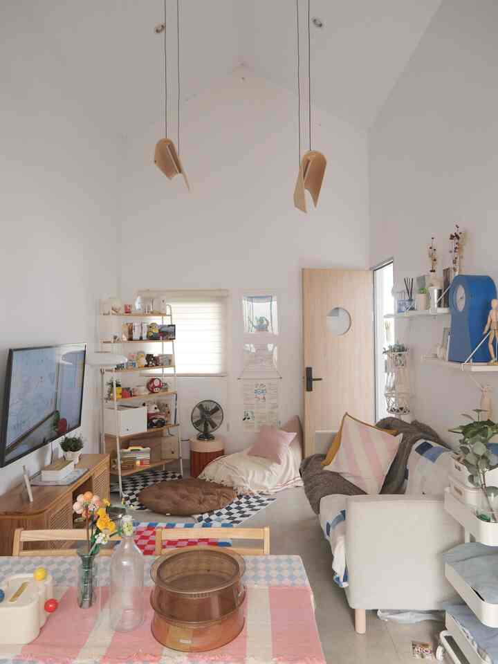 Ruangan Open Space
—
Untuk menyiasati luas ruangan yang terbatas dan meminimalisir sekat antar ruang, kami memilih konsep open space yaitu menggabungkan fungsi living & dining room.
Konsep ini sesuai dengan prinsip “rumah compact” yang kami terapkan dirumah ini, agar ruangan terbatas dapat mengakomodir kebutuhan kami dengan maksimal.
Konsep penggabungan living & dining juga sesuai dengan kegemaran kami yaitu makan sambil menonton tv untuk menghabiskan waktu bersama di rumah✨🏡

#LivingRoomOpenSpace #OpenSpaceIdea #LivingRoomInspo #CompactHouse #CompactLiving #CompactHouseInspo