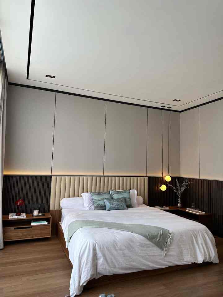 ✨ Share Cara Kamu Buat Rumah Terlihat Elegan & Mewah on Budget! ✨💎
Salah satu trikku adalah memadukan elemen simpel dengan sentuhan mewah, seperti:
1️⃣ Headboard bertekstur dan panel dinding minimalis untuk kesan hotel vibes.
2️⃣ Pencahayaan warm dari lampu meja unik dan hidden LED strips untuk atmosfer cozy.
3️⃣ Warna netral dengan dekorasi hijau pastel untuk keanggunan sederhana.

Detail kecil, tapi hasilnya luar biasa! Yuk, bagikan tips kamu juga! 💖 #HomeElegance #BudgetFriendlyDecor
#ElegantOnBudget
#DesainRumahElegant
#SederhanaMewah
#spcflooring #lampugantung #cushion #lampu #bantal #sprei