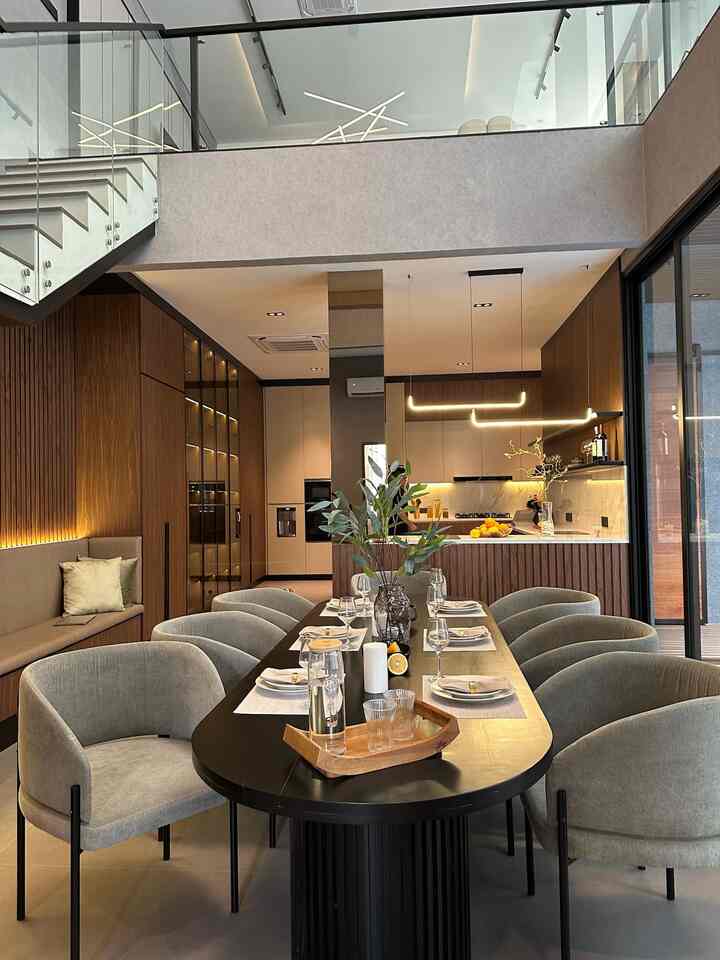 ✨ Dining & Kitchen Goals ✨
Ruang makan ini menggabungkan desain modern dengan material premium:
	•	Meja makan hitam dengan aksen bertekstur memberikan sentuhan elegan.
	•	Kursi berlapis kain abu-abu lembut yang nyaman untuk waktu makan lebih santai.
	•	Kayu alami dan panel kaca di dapur memberikan kesan hangat dan luas.
Pencahayaan modern melengkapi suasana mewah yang tetap cozy. 🖤

Kalau kamu, lebih suka desain dining room yang minimalis atau classic? 🍽️

#DiningRoomDesign
#ModernKitchen
#LuxuryInterior
#MejaMakanMinimalis
#PencahayaanModern
#NaturalWoodFinish
#KursiNyaman
#PanelKayu
#KitchenInspo
#HomeAesthetic