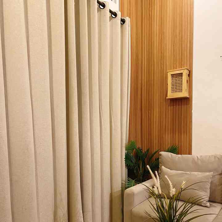 Setiap jendela di NZhomes selalu ku padu padankan dengan konsep rumah yang putih - coklat

se simple itu cukup tambahakan vitrase putih dan juga gorden berwarna coklat polos 

Ditambah jendela-jendela yang ukurannya pendek 60cm , ku taruh venetian blind yang berwarna coklat kayu 

#livingroom #jendela #vitrase #gorden #jendelarumah #scandinavianminimalis #venetianblind 