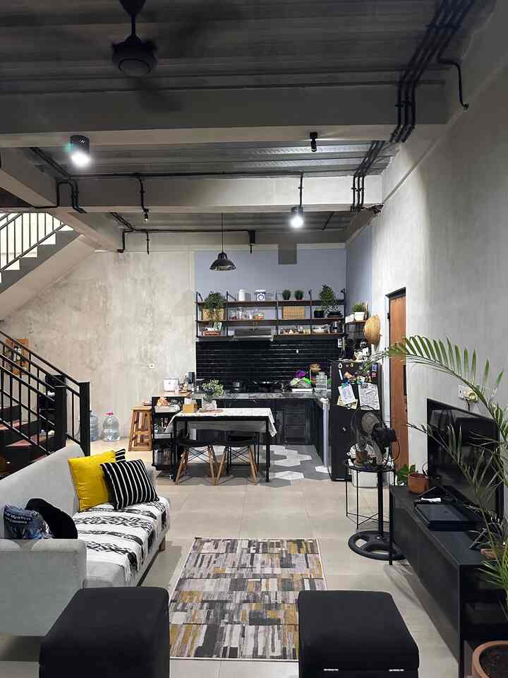 keadaan rumah apa adanya dipagi hari. salah satu ga enaknya rumah open space adalah semua terlihat jelas terpampang nyata, dari kita buka pintu masuk ke dalam rumah kliatan tuh rumahnya rapi atau berantakan. jadiii biar rumahnya ga bikin pusing & enak dilihat emang wajib bgt selalu dirapihin, kerjasama antar anggota keluarga juga perlu dibiasakan biar sama2 menciptakan rumah yg nyaman 


#BTNOAS10 #rumahopenspace #rumahtanpasekat #rumahindustrial #minimalisdekorasi