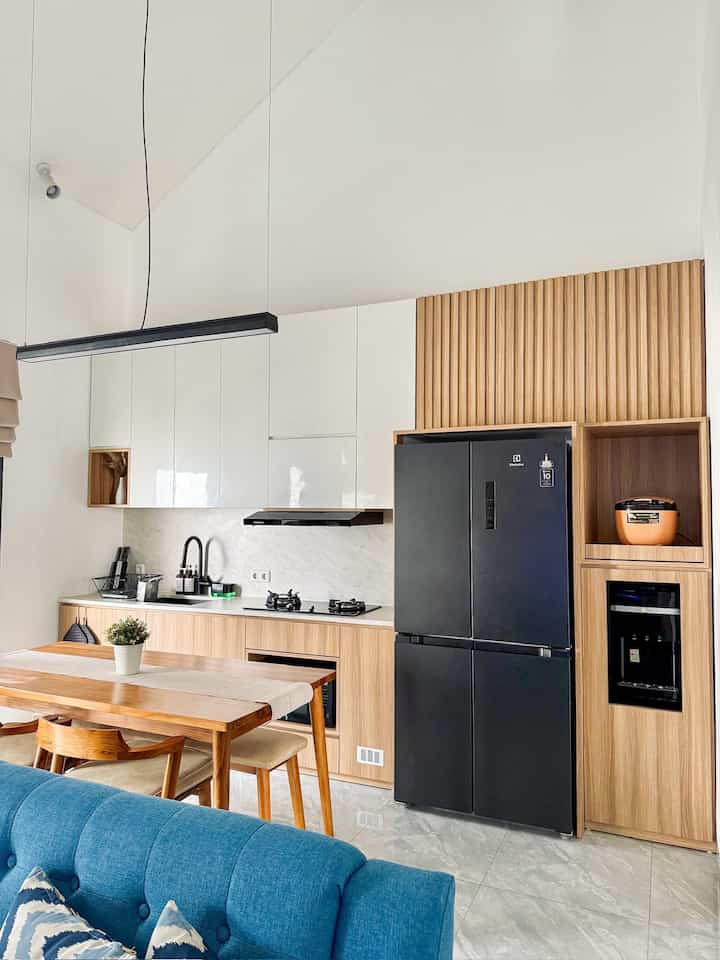 Definisi murah gak murahan 👌🏻

Kitchen top table ini menggunakan material PVC Board finishing toughtop dari brand aica. Toughtop adalah material pengganti marmer dengan kualitas yang sangat bagus.
Permukaan tidak berpori, sehingga tahan air, tahan panas, tahan benturan, juga tahan noda.
Durablenya tinggi sehingga pas digunakan untuk finishing top table.
Looksnya yang seperti marmer dengan harga affordable sangat pas dijadikan alternatif buat pengganti marmer.
Dapur tetap bisa terlihat elegan & mewah meski dengan material yang affordable

Semoga menginspirasi ya ✨

#KitchenSetMinimalis #InspirasiKitchenSet #MaterialTopTable #KitchenTopTable #ElegantOnBudget #DesainRumahElegant #SederhanaMewah