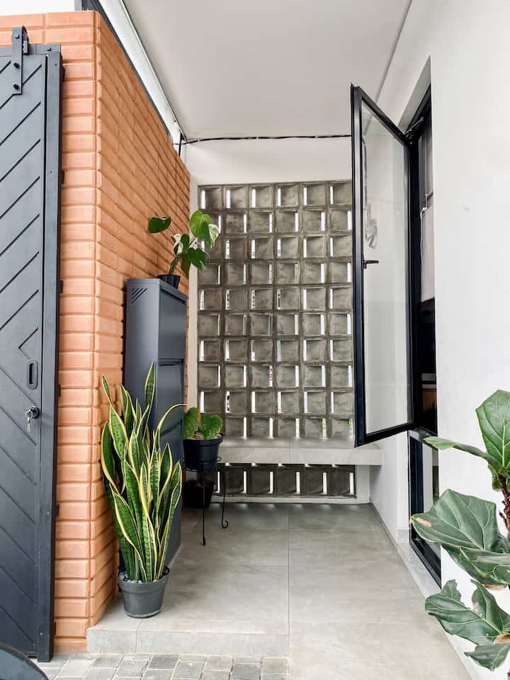 Kami menyebutnya sebagai mini entrance. Area yang hanya berukuran 2 x 1,5 meter ini menjadi tempat kami untuk sekadar pakai/lepas sepatu atau menerima tamu yang hanya mampir sebentar ke rumah.
Selain itu, area mini ini juga membantu sirkulasi udara. Adanya roster dan jendela yang cukup besar membuat udara semakin baik masuk/keluar rumah ini.

#InspirasiLahanTerbatas #TerasMini #MiniEntrance #InspirasiRumahMinimalis #RumahIndustrial #InspirasiTerasMini #TipsRumahMinimalis