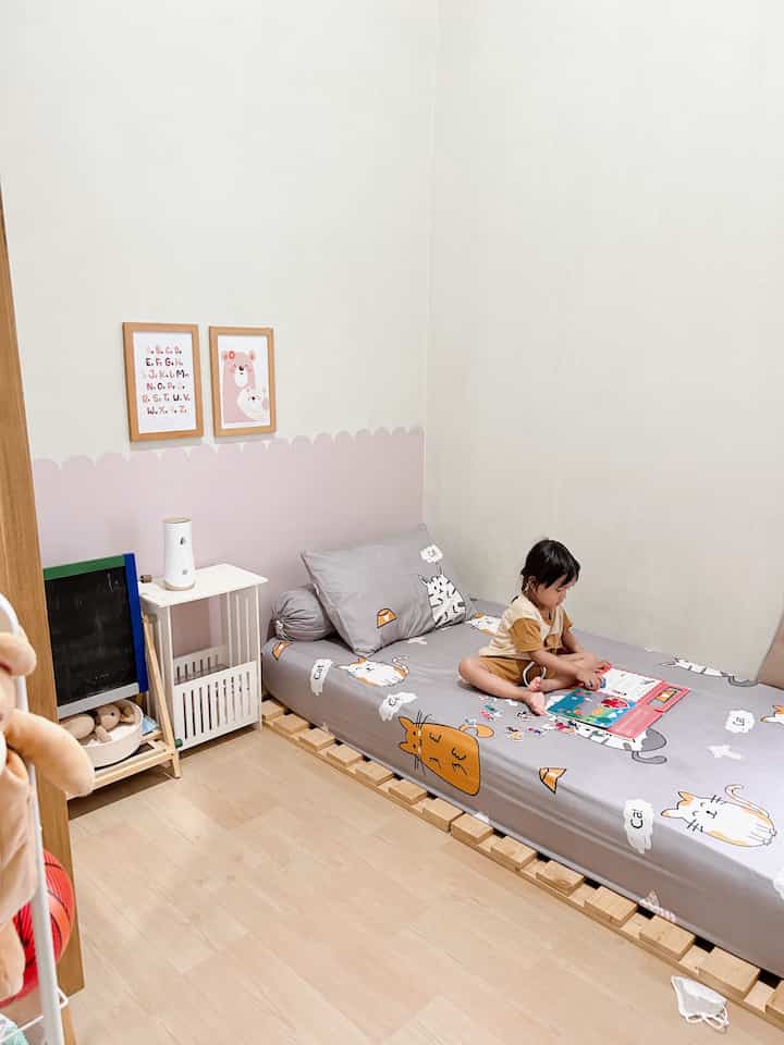 Kamar anak dengan segala aktivitasnya ada disini! 

#kamaranak #idekamar #inspirasikamaranak #kamarestetik #spreimotif #spreiestetik #karpetvinyl #playroom #tempatbermainanak #ruangbermain #kamar #ruangbelajar #tempatbelajar #mejabelajar #kursianak #papantulis #mejakopi #mejasudut #paletkayu #dipanpalet #dipanlesehan #lemaricustom #lemarirotan #lemarianak #lemarikayu #lemarikayujati 