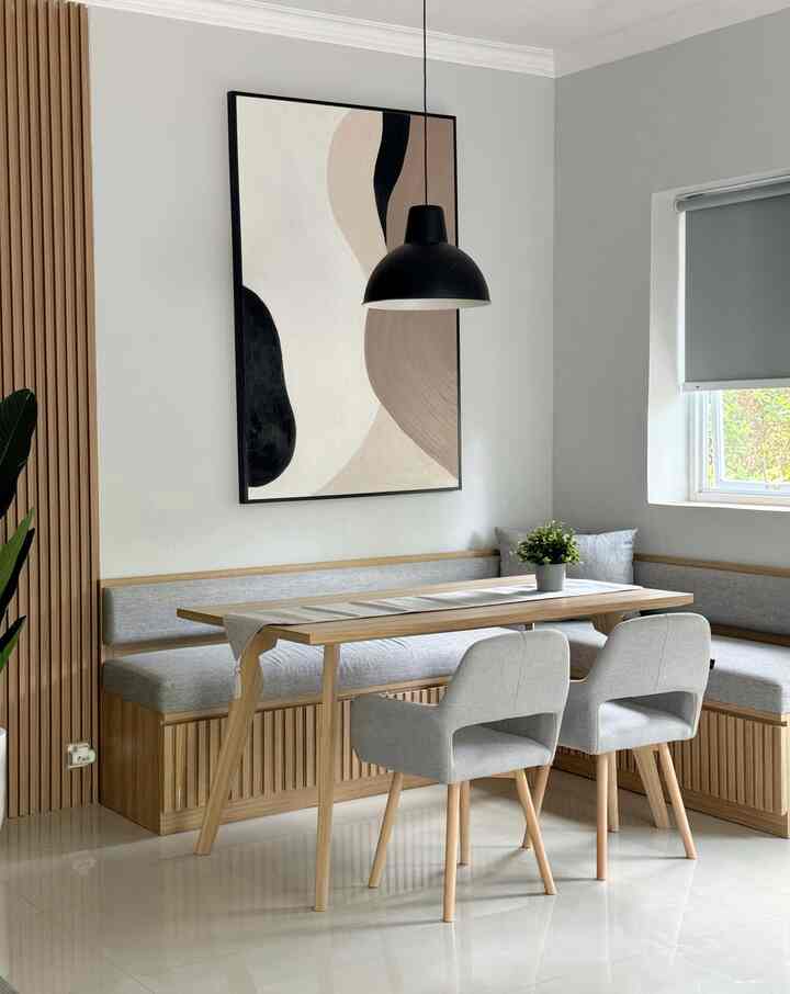 Ruangan Elegan on Budget bisa kita aplikasikan seperti di Ruang Makan ini, agar berkesan seperti di cafe-cafe kita pasang Wallpanel pada dinding , artificial Plant yang besar, penambahan Wall Art agar ruangan lebih terlihat Stand Out, dan tentu saja jangan Lupa Lampu Gantung menambah kesan estetik pada Ruang Makan

Jadi makin betah kan nyemil n ngopi2 disini, engga perlu sering-sering ke cafe lagi hehe

#elegantonbudget
#designRumahelegant
#sederhanamewah
#wallart
#artificialplant
#lampugantung

