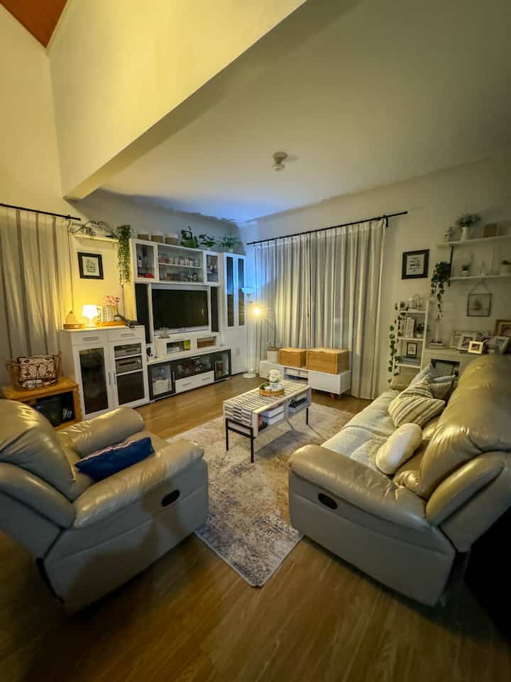 🔅elegant living room on a budget🔅

Here are some tips to make your living room look elegant but with an affordable budget ala #rumah.inoy:

🌺 use a carpet that matches the theme of the house. we chose a carpet with an abstract motif that matches the room with a minimalist plain design. and the price of the carpet is only 400 thousand with a size of 200x175cm. of course it is very cheap compared to carpets with the same size but from the premium class 🤭
🌺 use warm light lamps will automatically make the room look elegant. you can also add a hanging lamp to make the room look even more wow... coincidentally this hanging lamp is an ik*a product that I got at a low price by buying as is goods 🤭
🌺 install long curtains to the floor
🌺 use a leather sofa can also display an elegant atmosphere. many choices of synthetic leather sofas in the market place that are quite affordable
🌺place pillows with plain or patterned cushions
🌺use throws... to make it look like the photo on pinterest 🤭
🌺during construction, try to make the ceiling a bit high so that the room looks spacious

hopefully the information is useful, neighbors 😍🤗💕

#LuxuryHomePaint #CatRuangTamuMewah #SofaMinimalis #Chandelier #LampuLed #PlavonPVC
#ElegantOnBudget
#ElegantHomeDesign
#SimpleLuxury


