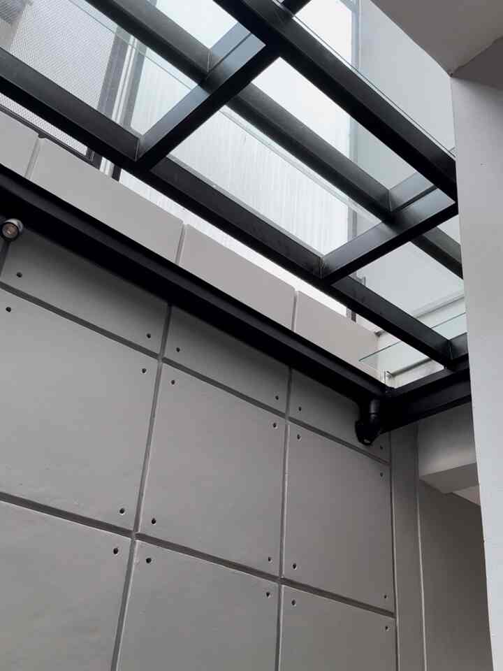 Dalam me renov rumah, selain keindahan tata ruang kita juga harus memikirkan Cahaya dan Sirkulasi udara

Di area Dapur Bumikadua ini karena terletak di belakang rumah, kami memilih Canopy Kaca Hidrolik agar Cahaya dan sirkulasi udara bisa maksimal, ketika masak asap bisa keluar jika Kanopi Hidrolik dibuka, dan kalau Hujan bisa di tutup kembali

#kanopihidrolik
#kitchenset
#dapuridaman
#inspirasidapur
#idealkitchen


