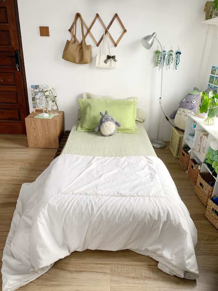 Kamar elegant on budget

Penggunanan lantai granit vinyl karena maintenancenya sangan gampang dan ketahanannya tidak usah diragukan lagi.

Cat dinding menggunakan jotun true beauty jika kotor bisa dilap dan langsung bersih kembali.

Menggunakan palet kayu sebagai pengganti dipan yang sangat low budget dibandingkan dengan dipan.

Penggunaan vennetian blind. Awet, estetik, mudah di bersihkan, tidak perlu gonta ganti gorden.

#catkamar #catrumah #lantaikamar #granitvinyl #paletkayu #vennetianblind
#ElegantOnBudget #DesainRumahElegant #SederhanaMewah