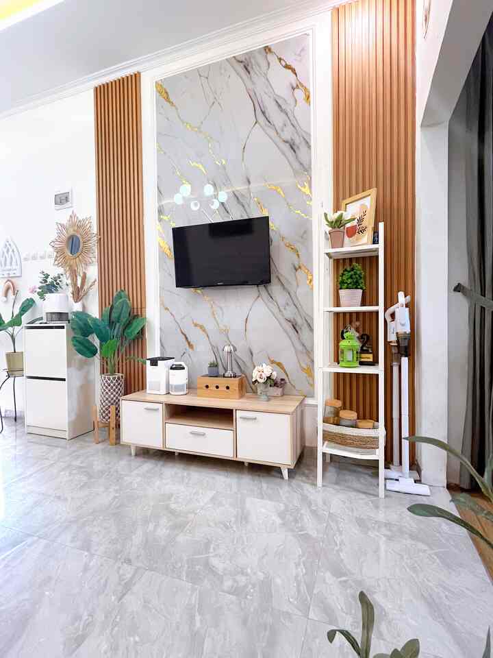 DIY Bakcdro TV Low budget✨

Backdrop TV ini kami diy menggunakan upvc marmer yang di padukan dengan wallpanel. Untuk upvc marmer menghabiskan 1 lembar dengan ukuran 1,22 x 2,9 meter pemasangan sangat mudah di lem menggunakan lem sika dan wallpanel menghabiskan 6 pcs yang di tempel menggunakan lem sealent. Untuk biaya nya menghabiskan lebih kurang 1,3 juta, menurut kalian worth it ga?

Komen di kolom komentar🤗
#backdroptv #inspirasibackdroptv #backdroptvlowbudget #diybakcdroptv #ruangtv #ruangkeluarga #aesthetic