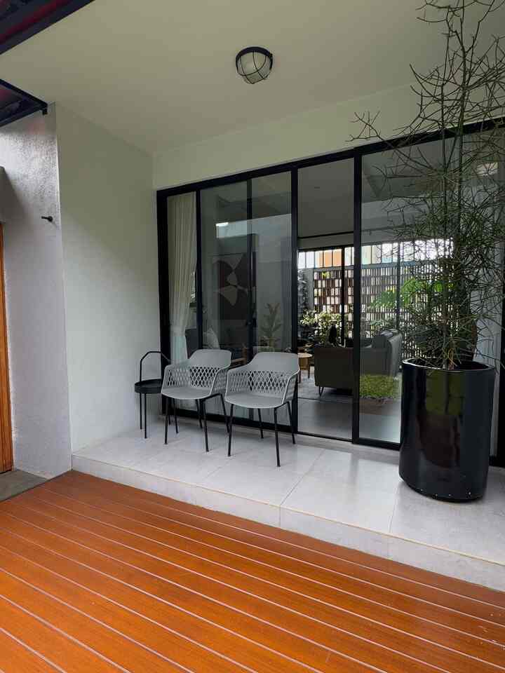 Teras rumah yang dibuat simple dan kecil tapi tetap
Menjadi tempat favorite ngopi sore sambil
Lihat tanaman 

#bumitimi #teras #terasconwood #conwood #kursiteras #lantaiabusemen #lantaiconwood #rumahindustrial