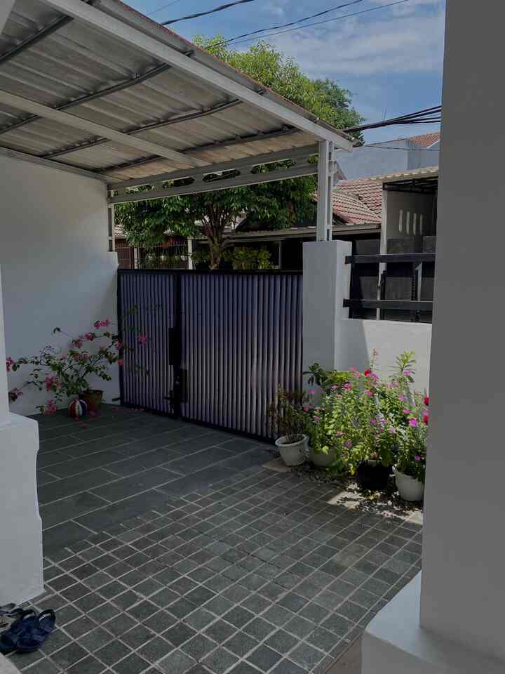 • Ruang terbuka untuk anak •

Rumah kami tidak terlalu besar dengan Lt 90m2 tapi sejak awal kami memang mewajibkan untuk punya ruang terbuka untuk anak. Tidak hanya untuk parkir kendaraan saja, di bagian depan ini juga kami gunakan untuk berkumpul dan bermain bersama anak. Kalau cuaca sedang cerah bisa kami gunakan untuk berjenur saat pagi hari.

#ruangterbuka #carportminimalis #fasadrumahminimalis #idetamanrumah #inspirasitamanoutdoor