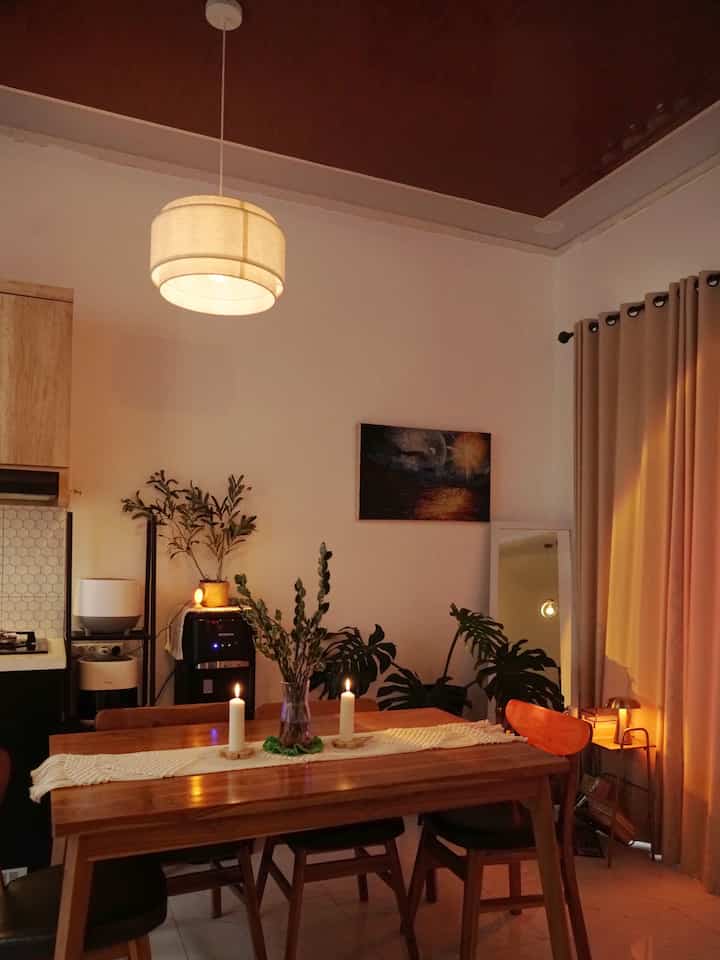 
Low budget tapi bisa bikin Warm, elegant  dan mewah ✨

Beberapa penerangan diaplikasikan di dining and kitchen bertiga.rumah guna membangun suasana lebih warm namun tetap elegance dan mewah, seperti lampu senja, led kitchenset dengan warm light, lampu meja makan dan beberapa lilin.  

#LampuSenja #LampuMejaMakan #LampuKitchenset #Lilin #ElegantOnBudget #DesignRumahElegant #SederhanaMewah #KitchenInspiration #DiningElegant