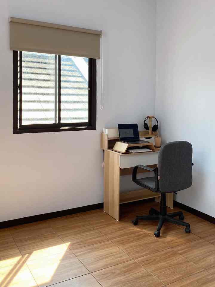 Minimalist workspace

One of the things emphasized in this workspace is to give a calm, comfortable and simple impression. Not so many colors and decorations. With no other goal than to keep the activities carried out focused and most importantly comfortable 🌼

#RollerBlinds #CatInterior #MejaKerja #KeramikLantai #CableStorage #HomeOffice #RuangKerjaMinimalis