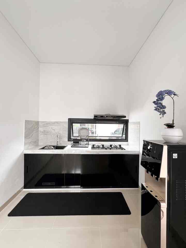 Kunci agar dapur bersih terlihat selalu rapi adalah dengan adanya area dapur kotor.
Dapur ini bernuansa monokrom, dengan ukuran yang tidak terlalu lebar namun tetap fungsional ✨ 

#dapur #kitchen #dapurkotor #inspirasidapur #komportanam #cookerhood #standingdispenser #dispenser #piring #rakpiring #kesetdapur #bungaartificial 