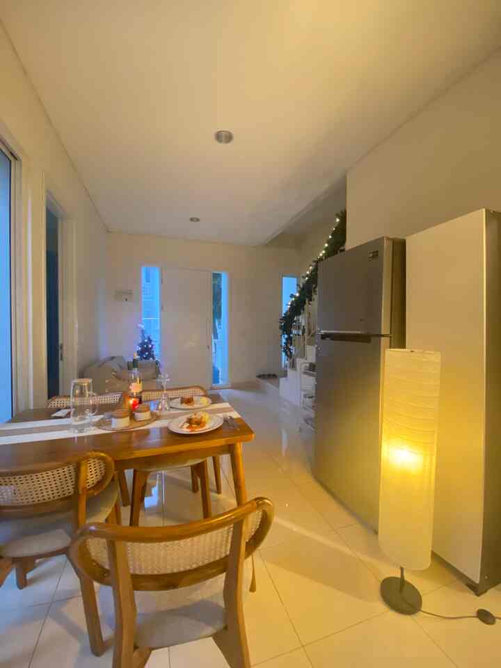Untuk membuat aksen mewah on budget dirumah kami menyiasati dengan penambahan lighting. Ruangan menjadi lebih hangat namun tidak membutuhkan budget besar. Untuk penerangannya sendiri menggunakan warna warm white agar lebih terlihat hangat. Beberapa ruangan menggunakan LED strip, lampu meja serta lampu lantai.

#ElegantOnBudget
#DesainRumahElegant
#SederhanaMewah
#MejaMakanRotan
#LampuLantai
#MejaMakanMinimalis