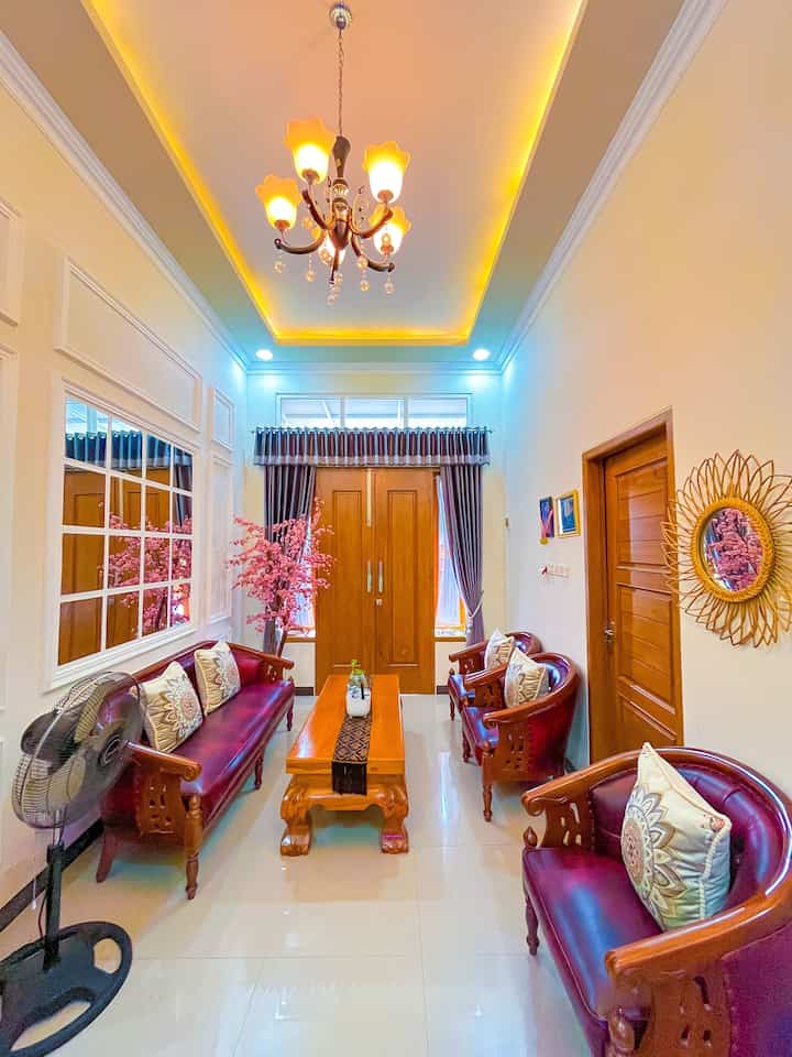 Sebagai pencinta perabotan berbahan kayu, kami masih bisa menciptakan ruangan yang terkesan klasik namun tetap estetik, minimalis, dan modern. 
Rahasianya ada di detail kecil ini 👇: 
1⃣ Cermin besar yang di design berbentuk persegi kecil dengan bingkai moulding🪞
2⃣ Lampu gantung ala chandelier 💡
3⃣ Tirai panjang warna netral 🏡
4️⃣ Pemilihan warna cat tembok yang netral

#moulding #lampugantung #cerminrotan #cermindinding #bungaartifial #kolamikancupang #ElegantOnBudget #DesainRumahElegant #SederhanaMewah
