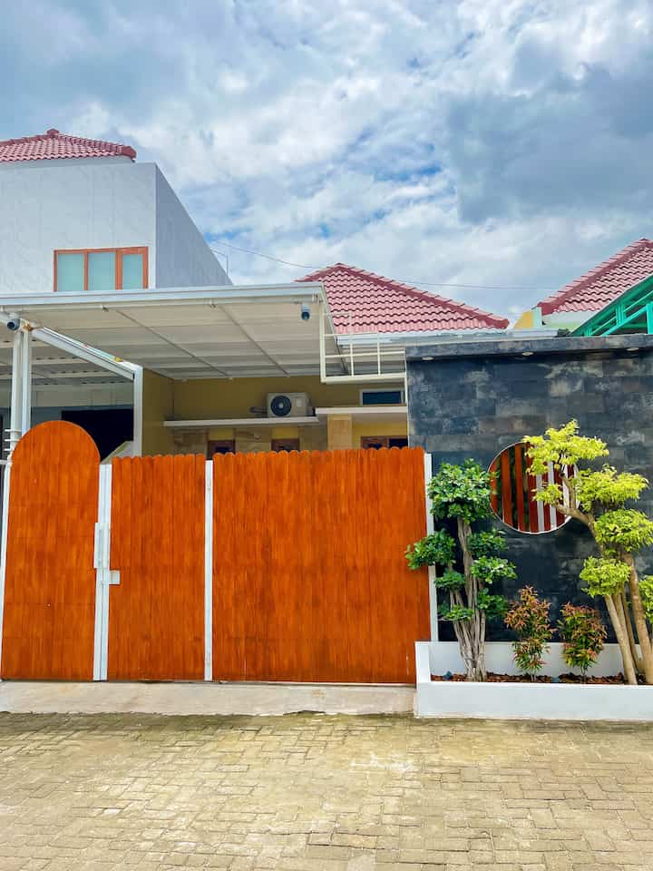 Sebagai pencinta perabotan kayu belum lengkap rasanya kalau belum menambahkan nuasa kayu pada bagian depan rumah, ya benar sekali pada bagian Gerbang.

Selain itu kami juga menggunakan sentuhan kayu pada teralis lingkaran yang kami sebut dengan rumah hobbit☺️.
Perpaduan ornamen kayu dan batu alam, menambah kesan klasik dan hangat rumah☺️

#PagarRumah #PagarRumahMinimalis #PagarRumahKayu #BatuAlamAndesit #Lampudownlight #LampuTaman #LampuTancap #BataTempel #InspirasiFasad #StyleFasad