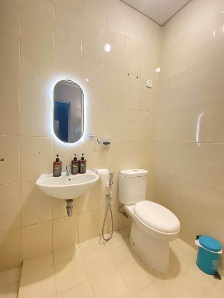 Kamar Mandi Tamu ini dimanfaatkan dari ruang bawah tangga rumah ini. Karena penggunaannya hanya ketika ada tamu kamar mandi ini sehari hari dibiarkan kering. Kami mengganti kaca awal persegi menjadi oval dan ditambahkan aksen LED Strip agar memberikan kesan mewah. Keramik Dinding dan lantai senada agar kamar mandi mungil ini lebih terlihat lapang

#KamarMandiMinimalis
#KamarMandiOnBudget
#KamarMandiTamu
#BathroomIdeas
#LedStrip
#BotolSabunEstetik
#KeramikKamarMandi
#MakeOverKamarMandi