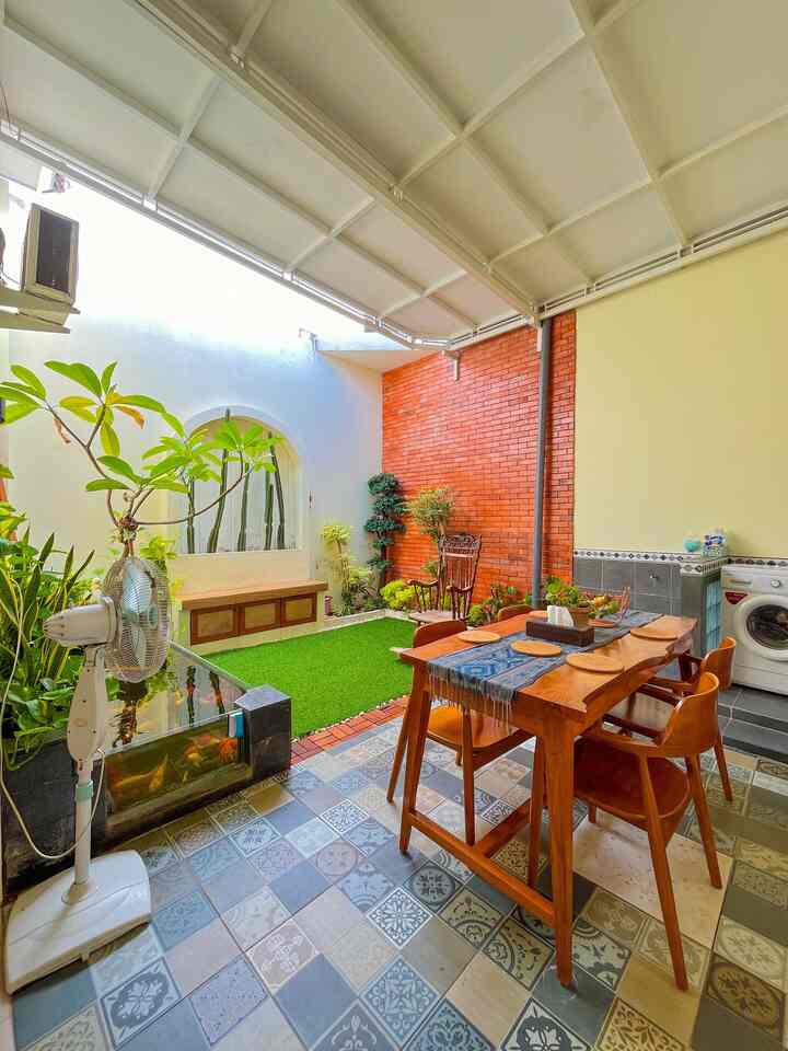 Konsep ruang makan terbuka dan dapur semioutdoor dengan view taman dan kolam ikan menjadikan suasana makan serasa piknik dan masak serasa healing

#kitchenset #ruangmakan #diningroom #rumputsintesis #parkitlantaikayu #kursijati #mejamakan #keramikvintage #ruanganopenspace #BTNOAS10 #rumahopenspace #rumahtanpasekat