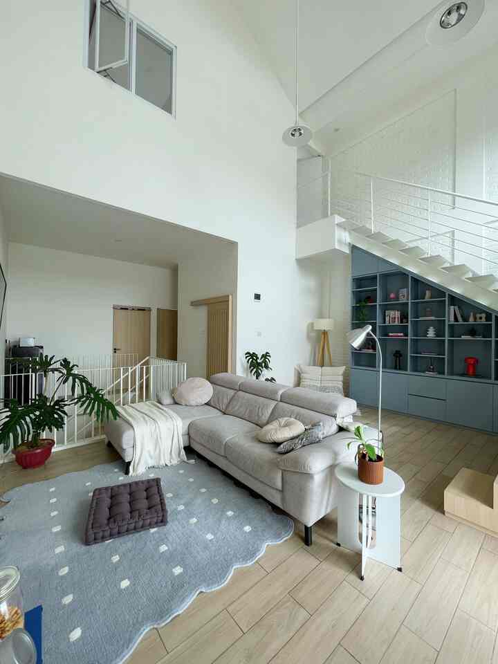 Make it as simple as it is 🪷 berikut 3 tips bikin rumah jadi lebih elegan dan ga kayak rumah ortu jaman dulu, tapi tetep hemat budget ya ahaha

1. Cat Tembok 1 Warna
Rumah jaman dulu kan identik dengan warna cat tembok yang warna-warni. Misal: cat luar abu, kamar biru, ruang tamu cream… udah gitu warnanya yang strong, bukan pastel… jadi makin bikin nuansa rumah rame dan ga estetik. Padahal cuma tinggal pilih 1 warna aja cukup dan ini sukses bikin rumah jadi lebih elegan dan kekinian.

2. Pemilihan Keramik
No more keramik polos putih ukuran 30x30, karena kurang demureee. Mari beralih ke keramik motif kayu yang dipasang zig-zag seolah-olah itu parquet! Selain lebih murah, keramik motif kayu ini jelas ngasih kesan beda, lebih elegan, kayak rumah2 Jepang~

3. Furniture
Jangan lagiiiii pilih sofa dengan frame kayu ukiran binatang gitu ❌ a big no! Pilih furniture2 simpel tapi estetik, you will know as the time goes. Semakin simpel, semakin bagus!

#RumahSeupil #ElegantOnBudget #DesainRumahElegant #SederhanaMewah 