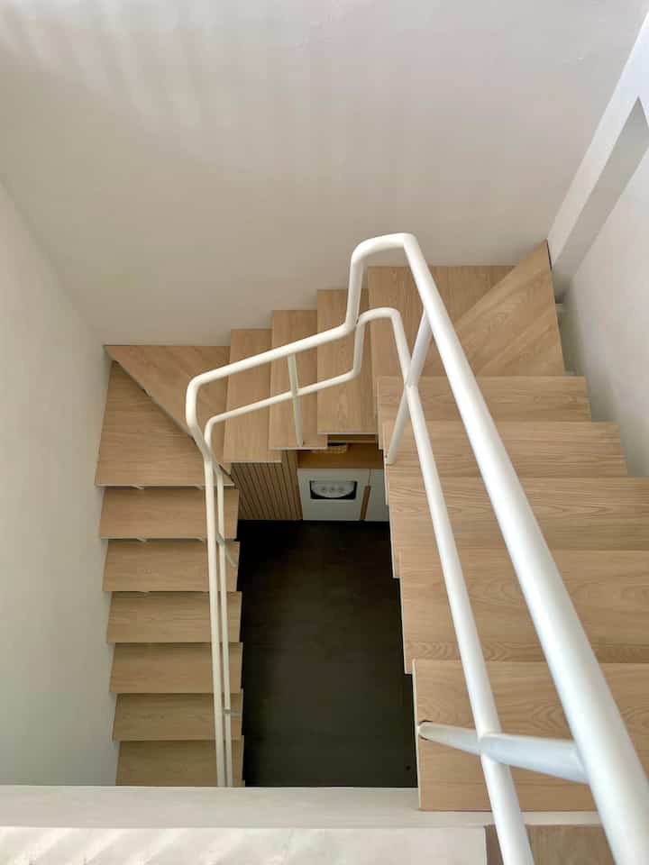 Hal sepele, tapi krusial: tangga 🪜
Karena disini kita ngomongin safety, kenyamanan, dan juga look—pantes ga di rumah kita.

Awalnya tangga lt. 1 di #RumahSeupil ga kayak di foto ini. Failed banget! Terjal dan ga rapih, curiganya si tukang ini amatir. LALU, aku ganti tukang ke yang biasa bikin tangga besi dan hasilnya jauhhhh lebih rapih dan enak dilihat (I don’t know why) kayak pas aja proporsinya di rumah. Pas dipake pun nyaman, ga terjal sama sekali. 

Intinya, bikin tangga ga boleh asal. Harus hati2 pilih tukangnya, karena tukang yang betul tuh dia paham: 1) jarak antara anak tangga 1 ke tangga lainnya 2) ukuran ideal anak tangga dan tinggi railing 3) pemilihan cat besinya ✨

Mau bikin tangga jadi lebih estetik? Lapisin anak tangganya dengan vinyl kaya aku nih~

#TanggaRumah #TanggaMinimalis #RumahMinimalis #TanggaBesi 