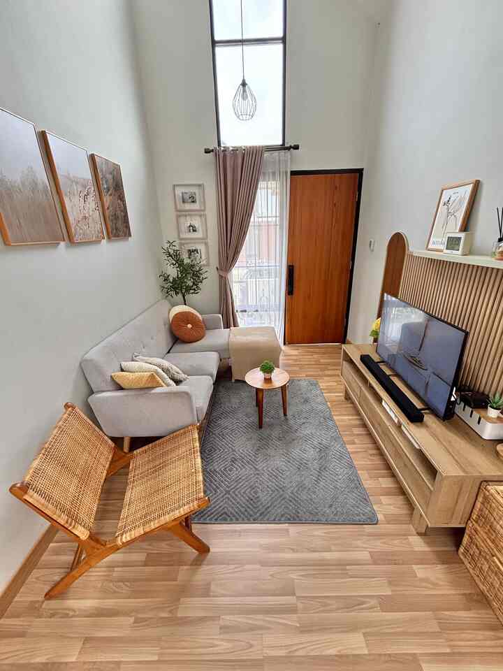 ternyata untuk menjadi Elegan nggak harus mahal loh.. cukup dg sedikit sentuhan cermin, floating frame, walldecor dan dekorasi minimalis, rumah sederhana bisa jadi terlihat mewah! 
yuk cobain jugaa ☺️✨

#CatRumahMewah #CatRuangTamuMewah
#SofaMinimalis #PlavonPVC
#WallpaperEstetik #Chandelier
#LampuLED #ElegantOnBudget #DesainRumahElegant #SederhanaMewah