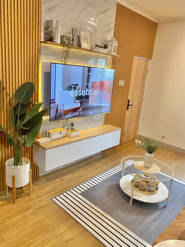 Halo semuanya, untuk membuat ruang tamu ini terkesan mewah & elegant aku memilih meterial dekorasi yg low budget yaitu untuk dekorasi dinding aku menggunakan material Wallpanel, PVC,Lampu LED serta untuk meja TV nya juga aku menggunakan meja TV gantung dan juga beberapa produk dekorasi rumah lainnya yg senada dengan dekorasi dindingnya sehingga dapat memberikan kesan estetik & elegant pada ruang tamu ini.

#CatRumahMewah
#CatRuangTamuMewah
#WallpanelEstetik
#LambuLED
#ElegantOnBudget
#DesainRumahElegant
#SederhanaMewah