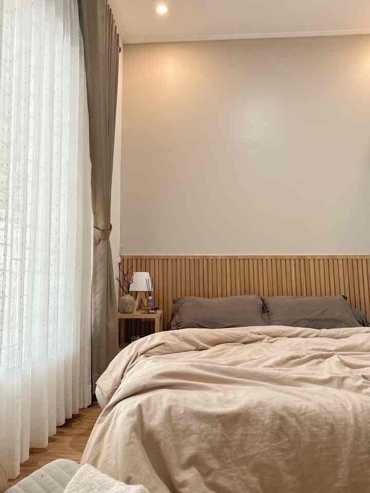 Pertengahan tahun lalu , coba buat makeover kamar utama, biar look nya jadi lebih elegant. 

Yang menurutku berpengaruh adalah pemilihan warna cat, 
aku gunakan warna machiato dari jotun , cukup di gunakan di satu bagian dinding saja. 

Kedua yang bikin vibes semakin elegant yaitu dengan menggunakan vinyl, disini aku pakai warna japanese oak 

Ketiga perintilan dekorasi seperti vase, ranting, reed diffuser yang bisa di ubah posisinya sesuai mood atau kalo udah bosen. 

Semua material ini harganya under 400K 
untuk dekorasi seperti meja kecil, vase , ranting plastik budget under 100K 


#ElegantOnBudget
#DesainRumahElegant
#SederhanaMewah
#BedRoom
#JapandiBedRoom
#BedRoomStyling
#InspirasiKamar
#LightingKamarTidur
#BeddingSet
#DekorasiKamar
#LampuTidur
#Sprei
#WarnaCatKamarTidur
#WallpanelDinding
#CatDindingKamar
#LantaiKamarTidur
#BedroomDecoration
#TableLamp
