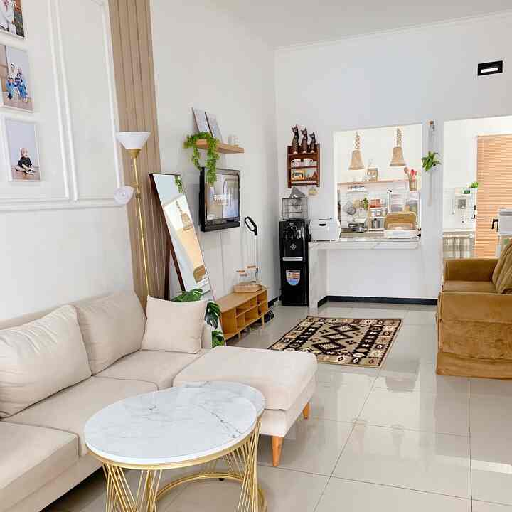 Pemilihan cat berwarna putih dan memadukan warna coklat, dengan  furniture yang berbahan kayu membuat rumah yang minimalist ini terlihat elegant dan mewah✨



#ElegantOnBudget
#DesainRumahElegant
#SederhanaMewah
#SofaMinimalis
#CatRumahMewah
#CatRuangTamuMewah