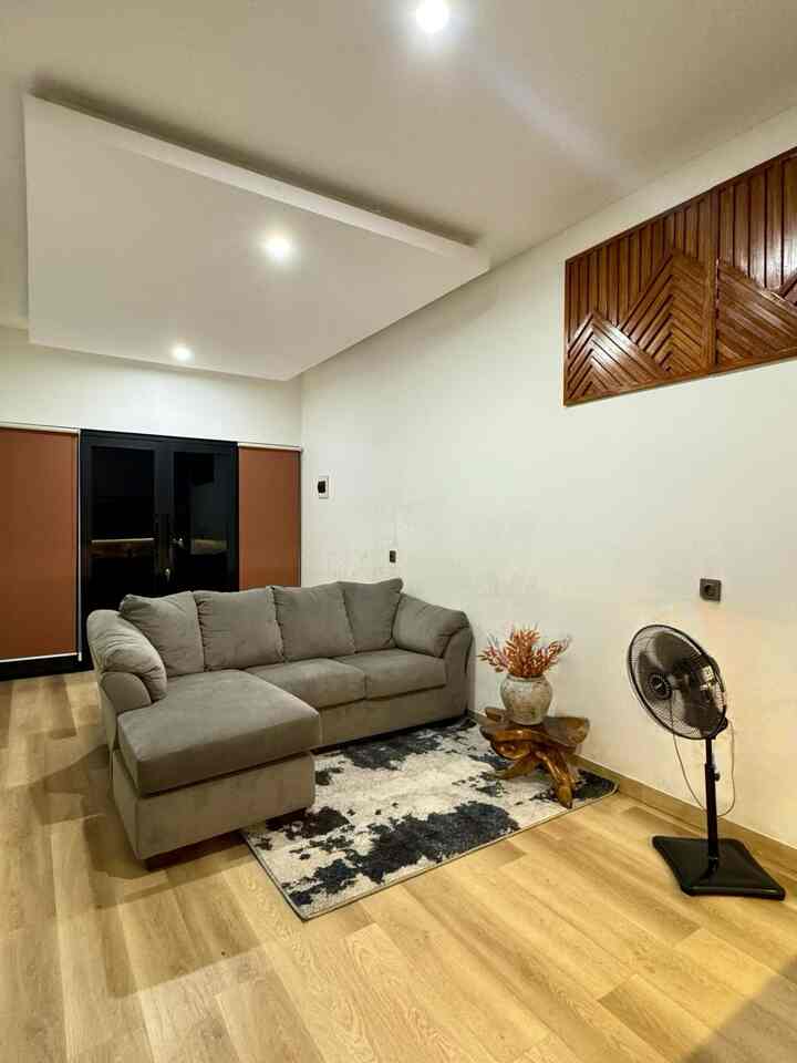 MEMBUAT RUMAH ELEGAN TANPA MENGURAS KANTONG 

	•	Gunakan lantai SPC atau vinyl berwarna natural seperti kayu oak untuk memberikan kesan hangat dan mewah. Harganya terjangkau dibandingkan lantai kayu solid tapi tetap menghadirkan estetika yang premium.

	•	Pilih sofa dengan desain minimalis modern dan bahan beludru atau suede seperti yang di foto. Warna abu-abu netral mudah dipadukan dengan elemen lain, memberi kesan clean dan elegan.

	•	Tambahkan panel dinding atau kabinet dengan finishing motif kayu untuk menciptakan sentuhan alami. Di livingroom kami, kabinet TV dan panel dekoratif di dinding menjadi focal point yang membuat ruangan lebih mewah.
	
	•	Maksimalkan cahaya alami dengan jendela besar atau bukaan, seperti di ruang ini. Untuk malam hari, tambahkan lampu warm light agar ruangan terasa hangat dan nyaman.

	•	Gunakan karpet bermotif simpel seperti abstrak monokrom untuk menambah dimensi ruangan. Tambahkan dekorasi kecil seperti vas bunga kering atau tanaman hias dalam pot untuk sentuhan hidup.
	
	•	Gunakan karpet, throw blanket, atau bantal sofa dengan tekstur lembut untuk membuat ruangan lebih inviting. Tekstil dengan warna netral dan tekstur halus menciptakan suasana yang nyaman dan sophisticated.

Tips Tambahan:
	•	Hindari dekorasi berlebihan. Minimalisme adalah kunci untuk tampil elegan tanpa biaya besar.
	•	Fokus pada material berkualitas yang tahan lama, seperti SPC untuk lantai atau HPL pada kabinet.

Dengan perpaduan elemen-elemen ini, ruanganmu bisa tampil elegan tanpa menguras kantong!

#catduluxeasyclean #catrumahmewah #catruangtamuelegan #catruangtamumewah #lampuled #lantaiSpc #spcflooring #sofaminimalis #furnitureminimalis #livingroom #karpetabstrak #karpetminimalis #ElegantOnBudget
#DesainRumahElegant 
#SederhanaMewah
