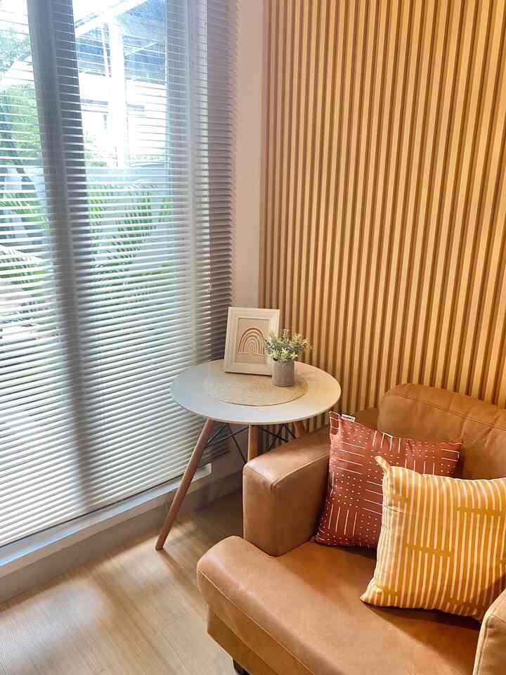 Halo semuanya, dalam mendekorasi ruangan bagiku yang paling utama adalah menentukan tema, karna dengan menentukan tema kita dapat memilih furniture” yg senada dengan tema dekorasi ruangan yg kita inginkan. Sehingga akan membuat furniture” yg digunakan menyatu dengan ruangan yang akan memberikan kesan estetik dan nyaman pada ruangan.

#MejaTamu
#BantalSofa
#LantaiVinyl
#WallpanelDinding
#Sofa
#InspirasiDekorasiRumah