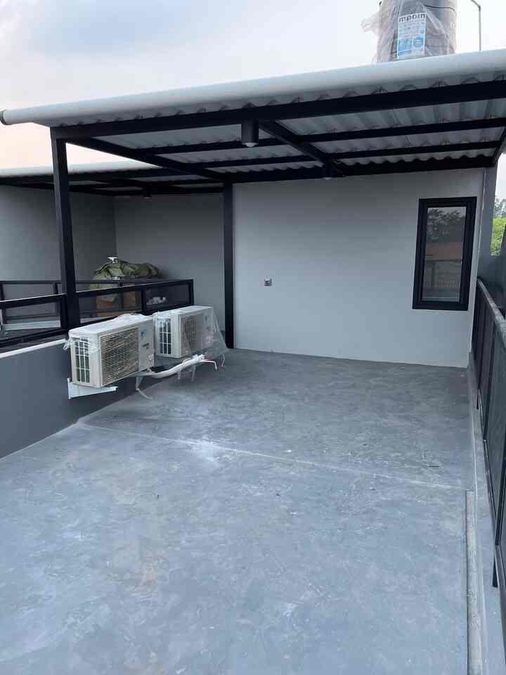 Laundry room ini awalnya dirancang sebagai area multifungsi untuk menjemur pakaian, menyimpan outdoor AC, dan tangki air. Renovasi telah selesai dengan hasil yang sederhana, menonjolkan dinding abu-abu gelap dan atap galvanis, serta railing expanded mesh untuk keamanan. Meskipun sudah dapat digunakan, desainnya masih sederhana dan lebih mengutamakan fungsi.

Ke depannya, ruang ini akan dipercantik agar lebih estetis dan fungsional. Penambahan rak penyimpanan, dekorasi tanaman, serta finishing lantai diharapkan dapat memberikan kesan yang lebih rapi sekaligus nyaman digunakan sehari-hari. 

#LaundryRoomIdeas
#LaundryRoomInspiration
#LaundryArea
#IndustrialDesign
#HomeRenovation
#LaundryRoomGoals
#OutdoorLaundry
#FunctionalSpace
#MinimalistLaundry
#LaundryRoomUpgrade