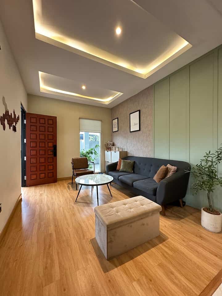 Hi Semua

Untuk menciptakan ruangan dan nuansa yang elegan, tidak harus mahal dan bisa dilakukan sendiri oleh kita lho. 

Contohnya pada ruang tamu ini, lantai nya kami menggunakan SPC pada lalu dipadupadankan dengan dinding wallpaper dan walldecor menggunkan HMR. Tidak lupa juga untuk merubah look ala2 hotel / cafe kami menggunakan lampu ledstrip dan spotlight. 

Kenapa lampu nya menggunakan jenis spotlight ? Karena sebelumnya kami sdh menggunakan downlight, tetapi cahaya nya berbeda karena dengan spotlight cahaya yg dihasilkan lebih tertuju ke titik / spot lampu tidak berpendar / menyebar seperti downlight. 

Walldecor yang kami gunakan juga affordable namun menciptakan looks yang elegan, semoga menginspirasi ya ♥️

#spc #wallpaper #walldecor #hmr #wallbatten #ledstrip #spotlight #elegantonbudget #desainrumahelegant #sederhanamewah

