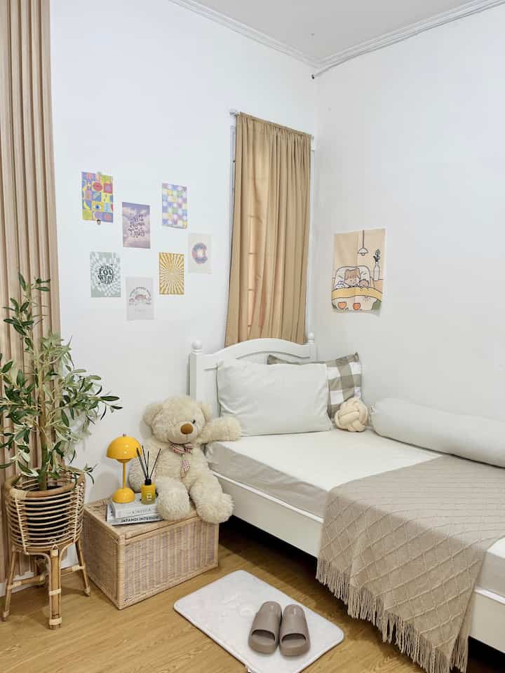 Kamar Tidur Impian

Ini kamar tidur impian aku yang nyaman banget! Aku desain kamar tidurku dengan warna yang senada dan warna bumi yang bikin tenang. Kalau kamar rapih dan aesthetic gini bikin betah diem dikamar lama-lama! Semoga bisa jadi inspirasi kalian ya!✨🫶

#kamarimpian #desainkamar #kamartidur #aestheticbedroom #bedroom #bedroomminimalis