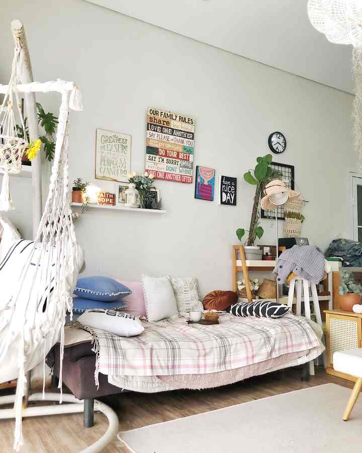 Ruang serba guna di lantai dua ini menyatu dengan pojokan meja kerja. favorit spot semua orang. Mengganti karpet, sarung bantal dan sofa throw bikin suasana jadi hangat, dan biar nggak bosen juga


#catdinding #lantaivinyl #bantalkucing #sofathrow #sofabed #aromatherapybottle #ambalan #tulipartificial #lampujamur #ayunangantungmacrame 

