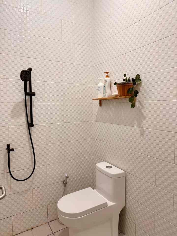 Kamar mandi tamu dirumah kami berukuran 2x2mtr, belum ada renovasi yang dilakukan karena belum cukup waktu dan kesempatan, kalau akan melakukan make over mungkin pada bagian keramik lantai yang memang dari awal kamar mandi ini dibangun kurang sreg dengan kualitas keramiknya bisa dibilang salah pilih.. hehe..

next, semoga bisa menginspirasi setelah kami lakukan make over bagian lantai kamar mandi ini..

kalau untuk backsplash, closet, shower gantungan baju dan rak kayunya sudah sangat sesuai dengan kebutuhan

#backsplashputihembos #showerhitam #closetputih #rakkayuikea #bungatiruanfejka #gantunganbesihitam #renovasikamarmandi #bathroommakeover #inspirasikamarmandi 