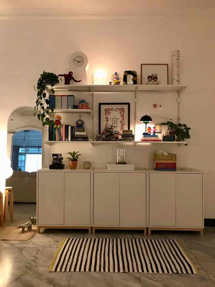 Sebagian besar ruangan di rumahku menggunakan warna-warna netral. Aku punya hobi nonton anime, denger kpop, barang-barang lucu berwarna, di satu rak ini aku pakai untuk menyimpan barang-barang hobiku itu. Termasuk hadiah dan barang yang aku beli saat traveling, kebanyakan aku simpan di rak ini. Bisa dibilang satu area ini di dedikasikan khusus buat hobi-hobiku.

#ikea #ikeahome #openshelves #indoorplants #pojokhobi #lego #lampumeja