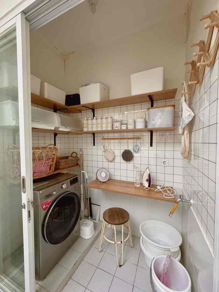 Laundry Room

kami manfaatkan sekaligus menjadi storage room, makanya kami buat rak rak agar bisa dijadikan wadah untuk menyimpan perkakas rumah

#laundryroom #inspirasilaundryroom #storageroom #mesincucilg #storageboxputih #keranjangrotan #rakkayu #relkayu #stikerdinding
