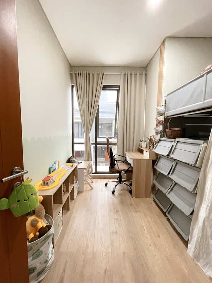 Seneng banget setelah berhasil make over kamar anak berukuran 3x2.5 ini. Dari awal langsung memutuskan lantainya harus pakai SPC biar lebih awet dan munculin kesan hangat.

Trus biar lebih cheerful, di dinding dikasih aksen scallop dengan warna soft mint yang masih menyatu dengan interior. Lalu ditambahkan meja anak dan rak mainan karena dijadikan dedicated area untuk bermain!

#KamarAnak #Bedroom #KidsBedroom #RumahCluster #Playroom #KamarTidur #Scandinavia