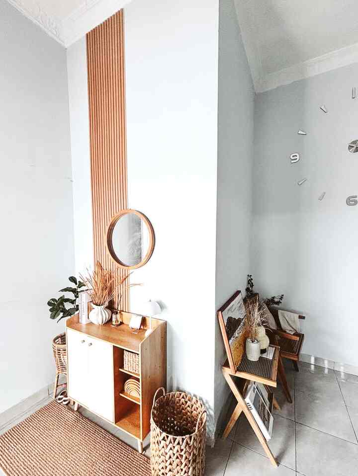 Light gray walls and brown wooden furniture in a natural-feeling entrance space