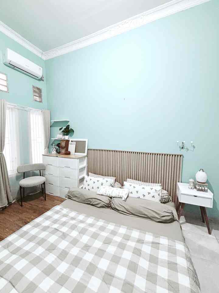 changing the bedsheets in the room really makes you feel good🤍
#bedsheetsgingham #willowchair #acsharp #catdindingnipponpaint #inspirasikamar #kamarminimalis #kamarsederhana #rumahminimalis #rumahcluster