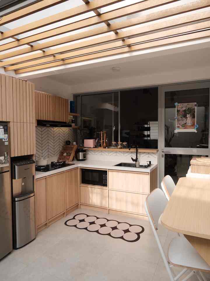 Jenis-jenis kayu di rumah🪵✨ :
—
#1. Kayu Jati
Kami memilih meja tv dan rangka tempat tidur dengan material kayu jati yang memiliki durabilitas paling tinggi karena kami berencana menyimpan 2 furniture ini dalam jangka waktu panjang.
#2. Kayu Pinus
Kayu pinus digunakan untuk lemari pakaian built-in yang durabilitasnya lebih rendah dari kayu jati tetapi masih dapat digunakan untuk pemakaian jangka panjang.
#3. Kayu Bambu
Untuk Rak pajangan dan ambalan kami memilih kayu bambu karena beratnya cenderung lebih ringan sehingga lebih mudah dipindahkan jika ingin mendekorasi ulang ruangan.
#4. Rubber Wood
Sementara rubber wood adalah material meja makan kami. Material ini cenderung lebih affordable tetapi durabilitasnya lebih rendah, kami sengaja memilih meja makan ini karena jangka waktu pemakaiannya lebih pendek.
#5. Multipleks + HPL
Material ini digunakan untuk area kitchen set dan laundry area.


#InspirasiRumah #RumahMinimalis #CompactHouse #WoodMaterial #HomeStyling #HomeDecorInspo
