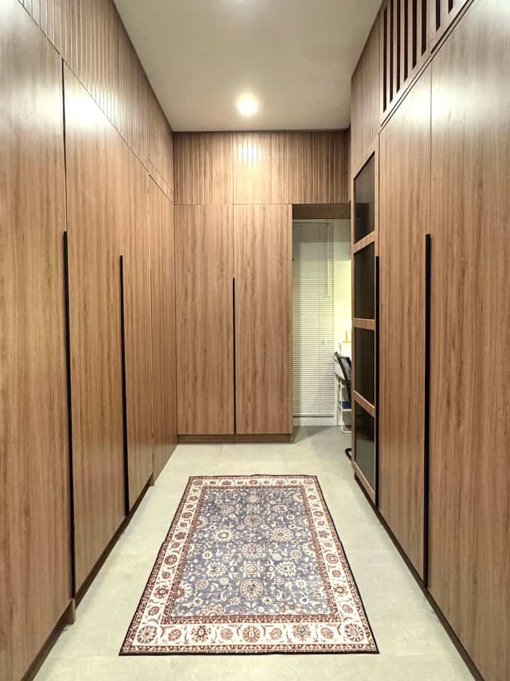 Salah satu cara membuat ruangan terlihat mewah dengan mudah yaitu dengan menggunakan pencahayaan yang cocok dengan ambiance ruangan. Perpaduan warna antara lampu warm dan aksen kayu pada lemari ini menjadikan ruangan terlihat lebih elegan ditambah dengan sentuhan karpet dilantai dengan motif yang senada.

#wardrobe #walkincloset #lemaribaju #lampudownlight #karpet #karpetantislip #lantaigranit #ElegantOnBudget #DesainRumahElegant #SederhanaMewah

