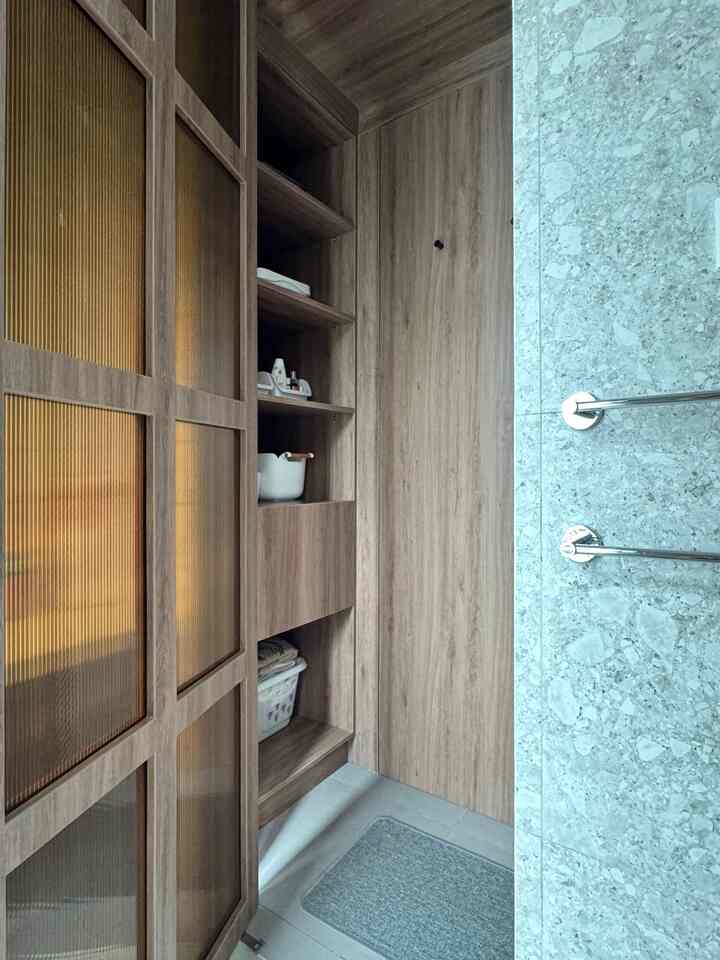 Space kecil ini menjadi area peralihan dari wardrobe ke kamar mandi utama. Area kering ini sering kami jadikan sebagai area untuk mengganti baju sebelum keluar dari kamar mandi. Ketika dilihat dari wardrobe pintu area  ini di desain sebagai pintu kamuflase.

#closet #storage #kamarganti #ruanggantipakaian #spacekecil #ruangkecil #smallspace
