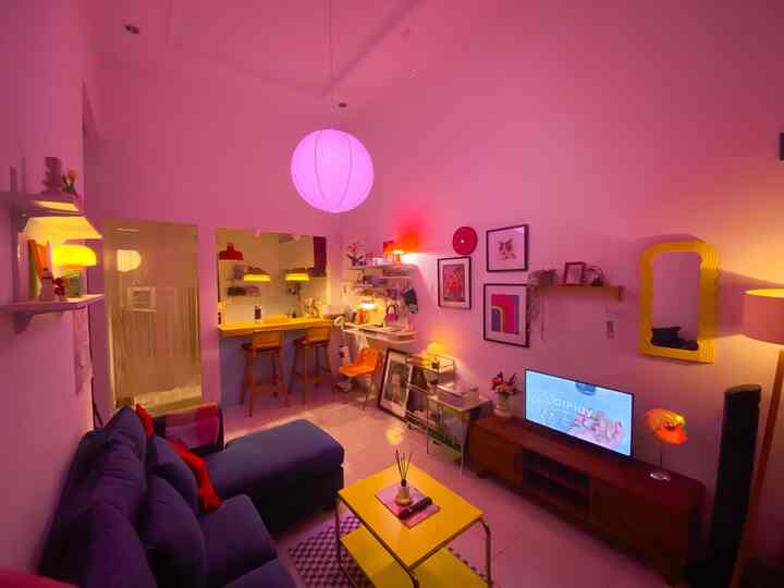 Suasana malam pada area open space di rumah kami 🌜✨

Konsep open space kami gunakan untuk menggabungkan area living room dengan dinning room + dapur

Selling point pada area open space ini adalah mini bar untuk tempat makan, yang berawal dari membobok dinding penyekat ruang tamu dengan dapur, untuk mejanya pun terbuat dari semen beton

Dari yang awalnya tertutup dinding kini jadi lebih luas dan fungsional, serta budget friendly karena tidak harus membeli set meja+kursi makan 

#BTNOAS10 #RumahOpenSpace #RumahTanpaSekat