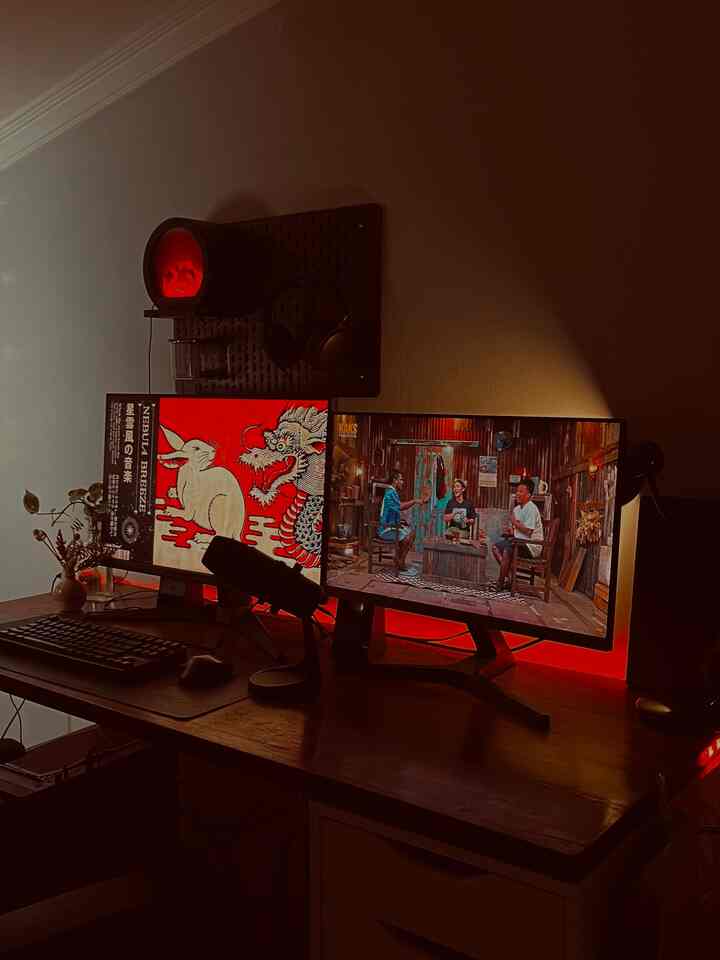 Akhirnya terwujud juga renovasi ruang kerja kami dengan space terbatas. Dengan menggunakan lighting yang tepat membuat ruangan terasa cozy dan nyaman, bikin kerjaku lebih fokus dan makin produktif✨ #MejaIkea #RuangKerja #HomeOffice #JapandiMinimalist #EleganOnBudget