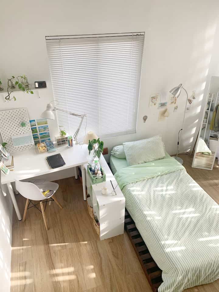 Berbagi space antara bekerja dengan istirahat
Disekat dengan rak kompartemen

#ruangbelajar #ruangkerja #kamar #mejabelajar #kursibelajar #vennetianblind #raksekat #rakkompartemen #lampubelajar 