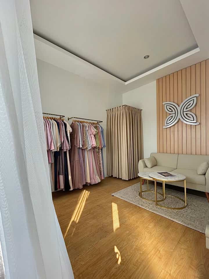 Transformasi private butik menjadi ruang tamu. A glimpse of memory sebelum memutuskan vakum dari dunia bisnis fashion. Butik yang kini di alih fungsikan menjadi ruang tamu. Semoga one day bisa balik lagii...

#ruangtamu #ruangtamuminimalis  #ruanganminimalis #lantaivinyl #catinterior #sofaminimalis #ledstrip