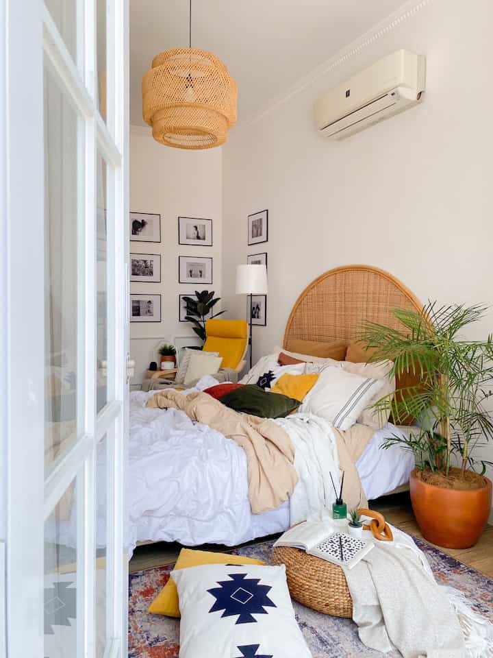 Kamar Tidur Nyaman Ala Villa ✨

Perpaduan earthy, scandi, dan boho dalam satu kamar? Yes, please! 🌿✨

Kamar ini menggabungkan elemen natural khas gaya earthy dengan sentuhan minimalis ala Scandinavian, ditambah detail boho yang playful.

🌾 Earthy vibes: Warna-warna netral seperti beige, cokelat muda, dan putih bikin suasana jadi hangat dan menenangkan.
🪑 Scandi simplicity: Furnitur sederhana dengan garis clean dan fungsi maksimal bikin kamar ini terasa airy.
🎍 Boho touch: Karpet bermotif, lampu rotan, dan throw blanket menambah tekstur dan keunikan tanpa kesan berlebihan.

Hasilnya? Ruangan yang nyaman, stylish, dan tetap terasa personal. Gimana, kamu suka nggak sama vibes ini? 🛏️✨💛

#CatRumah
#HeadboardRotan
#KarpetMotif
#PotTanaman
#ThrowBlanket
#DekorasiKamar
#Scandinavian
#Boho
#ScandiBoho